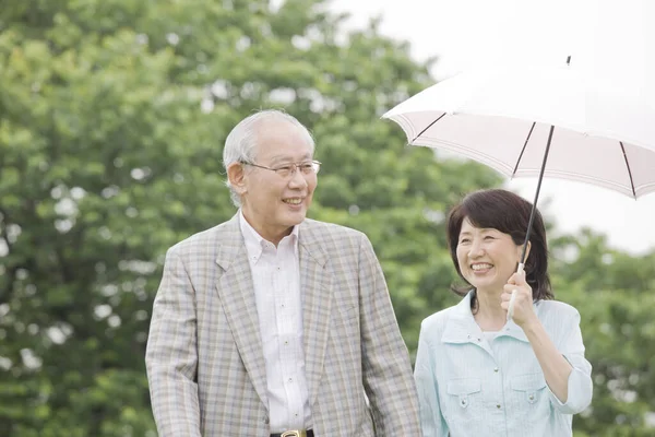 Senior Asiatique Couple Marche Dans Parc Avec Parapluie — Photo