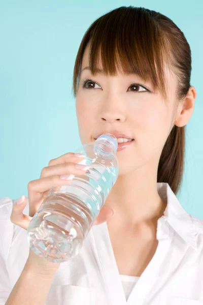 Bela Jovem Asiático Mulher Beber Água Isolado Azul Fundo — Fotografia de Stock