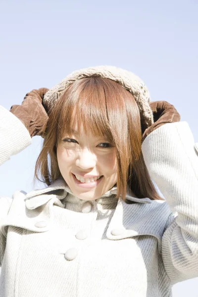 Soğuk Kış Günlerinde Sıcak Giysiler Içinde Güzel Bir Japon Kadın — Stok fotoğraf