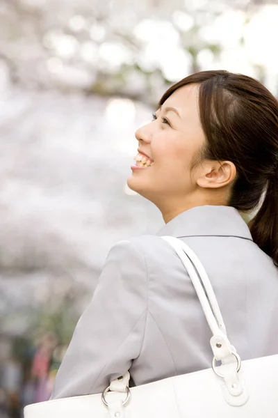Zijaanzicht Portret Van Mooie Jonge Aziatische Vrouw Lachen Buiten — Stockfoto
