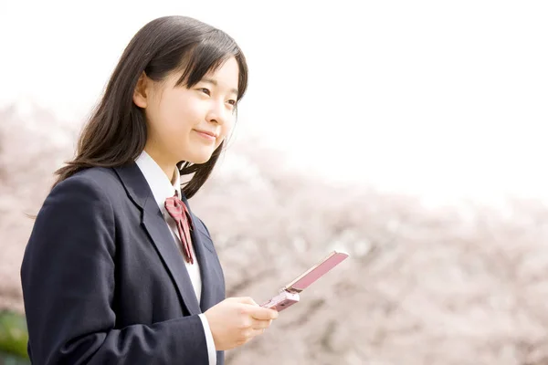 Aziatische Meisje School Uniform Met Telefoon Kersenbloesems Het Voorjaar Tijd — Stockfoto