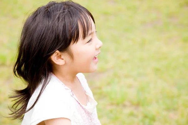 Malá Asijská Dívka Úsměvem Letním Parku — Stock fotografie