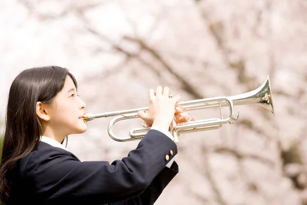 Menina Japonesa Tocando Trompete Parque — Fotografia de Stock