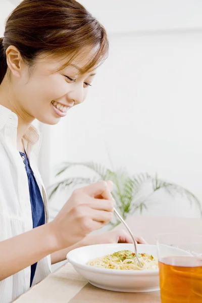 Mujer Asiática Con Tenedor Comiendo Fideos Cocina —  Fotos de Stock