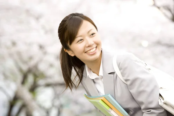 Bela Sorrindo Jovem Asiático Empresário Segurando Pastas Livre — Fotografia de Stock