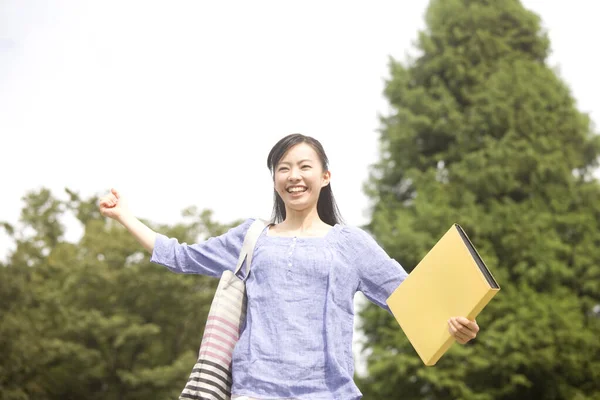Χαρούμενη Γιαπωνέζα Που Περπατάει Στο Πράσινο Καλοκαιρινό Πάρκο Μέρα — Φωτογραφία Αρχείου