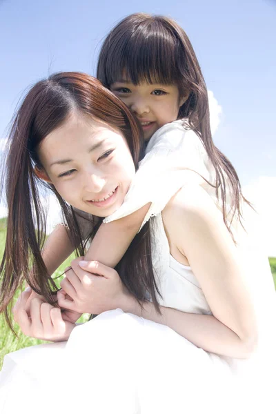 Japanse Familie Rust Uit Het Park Gelukkige Moeder Met Dochter — Stockfoto