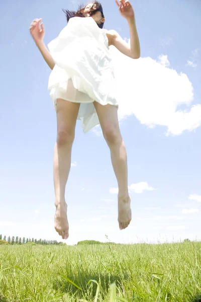 Baixo Ângulo Vista Bela Jovem Mulher Vestido Branco Pulando Livre — Fotografia de Stock