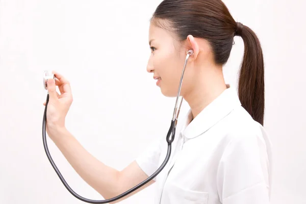 聴診器で若いアジア女性医師 — ストック写真