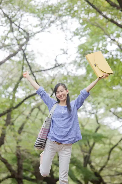 Mulher Japonesa Alegre Andando Parque Verão Verde Durante Dia — Fotografia de Stock