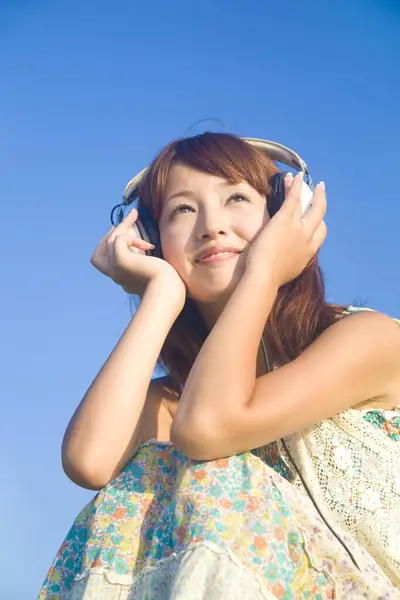 Ung Asiatisk Kvinna Lyssnar Musik Med Hörlurar — Stockfoto