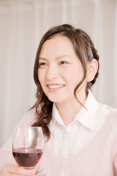 Ung Japansk Kvinna Med Rött Vinglas — Stockfoto