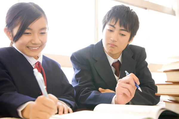 Japanse Middelbare School Studenten Studeren Klas — Stockfoto