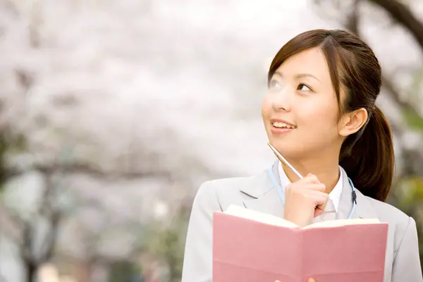 Bela Sorrindo Jovem Asiático Empresária Segurando Notebook Com Caneta Olhando — Fotografia de Stock