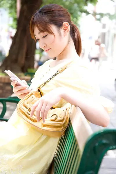 Sorridente Donna Asiatica Utilizzando Smartphone Nel Parco — Foto Stock
