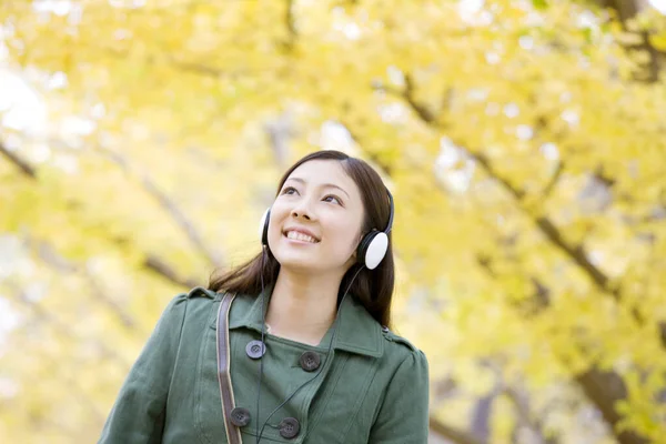 Park Yerinde Kulaklıklı Genç Japon Kadın — Stok fotoğraf