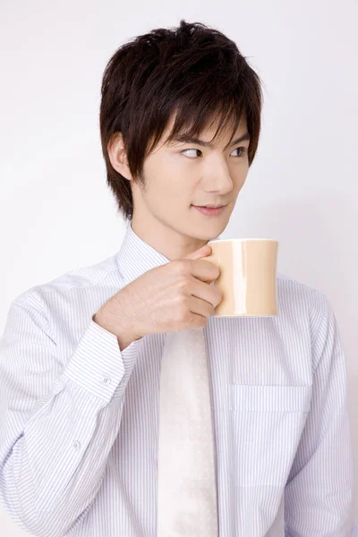 Junger Asiatischer Geschäftsmann Trinkt Tee Auf Isoliertem Hintergrund — Stockfoto