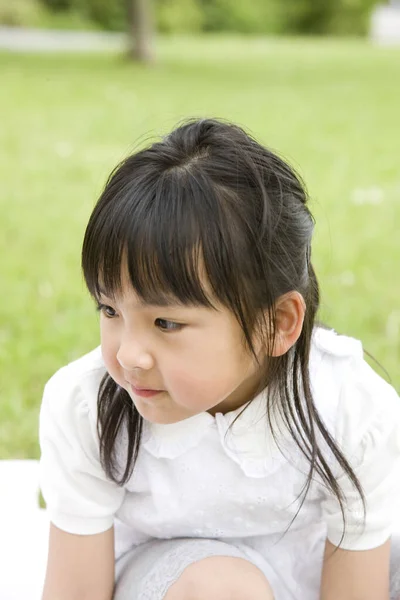 Portrét Roztomilé Malé Asijské Dívky Baví Letním Parku — Stock fotografie