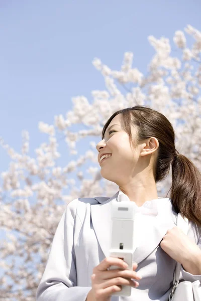 Випадково Одягнена Японська Бізнес Леді Використовуючи Мобільний Телефон Відкритому Повітрі — стокове фото