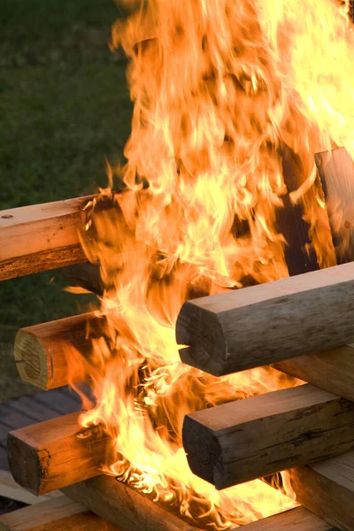 Brandhout Met Vlammen Grote Brandende Houtblokken — Stockfoto