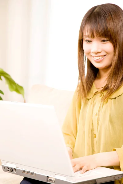 Güzel Asyalı Kadın Gülümsüyor Evde Laptop Kullanıyor — Stok fotoğraf