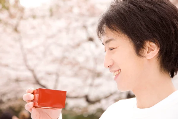 Πορτρέτο Του Νεαρού Ιάπωνα Άνδρα Πόσιμο Σάκε Στο Πάρκο Κατά — Φωτογραφία Αρχείου