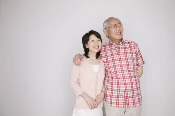 Старший Азіатський Чоловік Його Дружина Посміхаються Сірому Фоні — стокове фото
