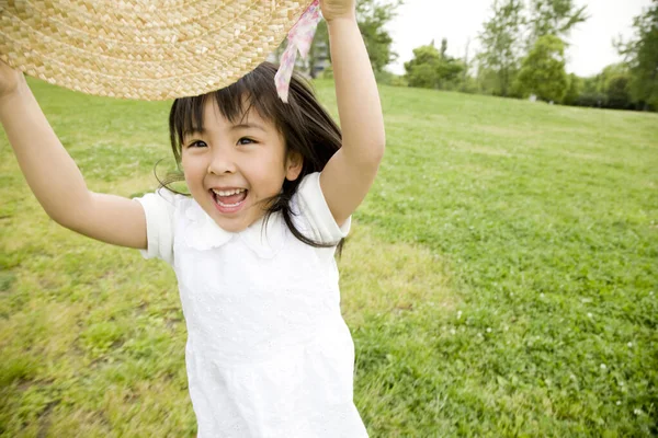 Porträt Des Süßen Kleinen Asiatischen Mädchens Mit Hut Sommerpark — Stockfoto