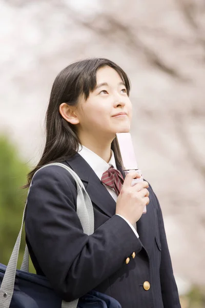 Portrét Mladé Dívky Fotografování Růžové Sakura Květiny Smartphonem — Stock fotografie