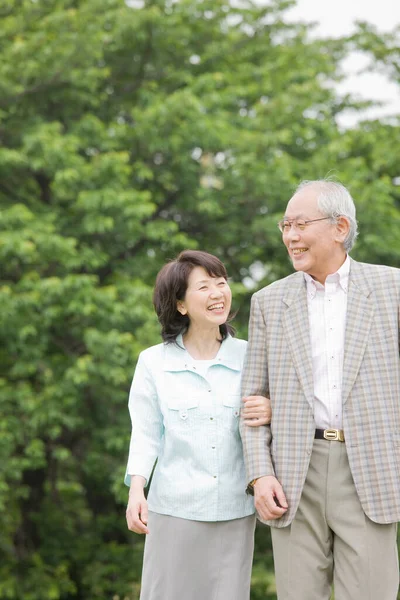 Asiatique Senior Couple Marche Extérieur — Photo