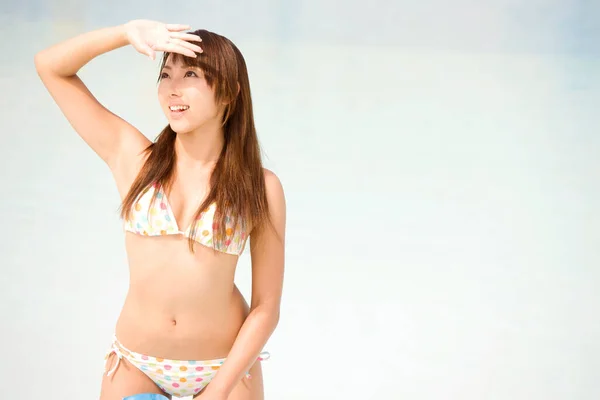 Bella Donna Asiatica Bikini Sulla Spiaggia — Foto Stock