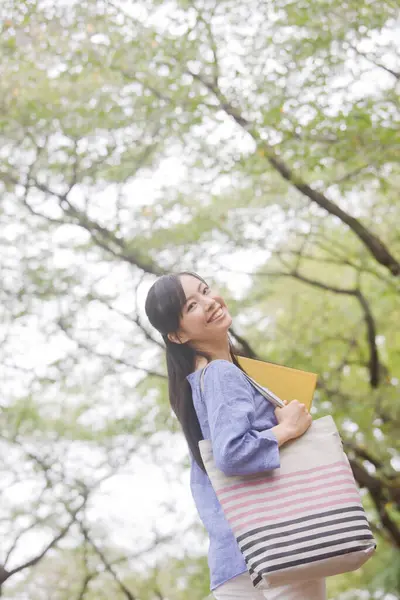 Mujer Japonesa Alegre Caminando Verde Parque Verano Durante Día —  Fotos de Stock