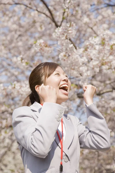 Izgatott Gyönyörű Fiatal Ázsiai Üzletasszony Éljenzés Parkban Tavasszal — Stock Fotó