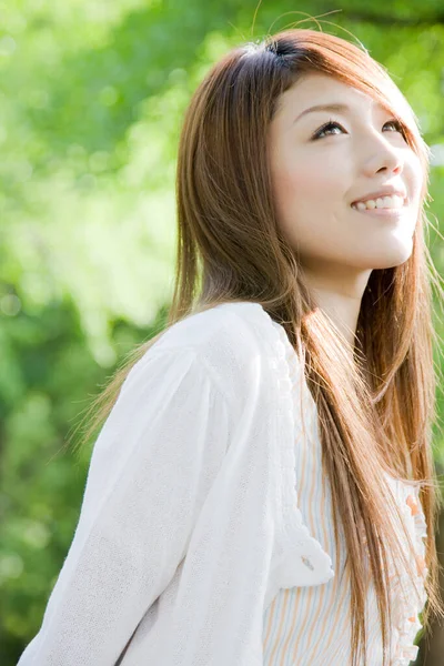Bela Jovem Mulher Asiática Sorrindo Olhando Lado Parque — Fotografia de Stock