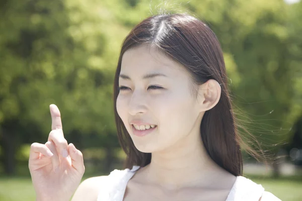 Piękny Uśmiech Młoda Japońska Kobieta Wskazując Palcem Zewnątrz — Zdjęcie stockowe