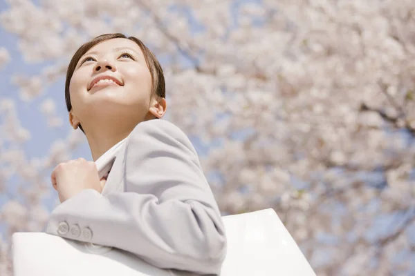 Alacsony Szög Kilátás Gyönyörű Boldog Fiatal Ázsiai Táskával Séta Tavaszi — Stock Fotó