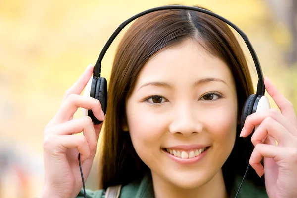 Junge Japanerin Mit Kopfhörern Park — Stockfoto