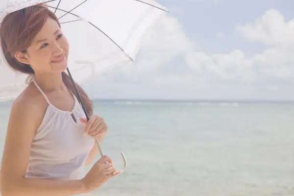 美丽的亚洲女人拿着白色的雨伞 — 图库照片