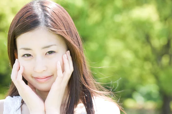 Dışarıda Kameraya Gülümseyen Güzel Bir Japon Kadının Portresi — Stok fotoğraf