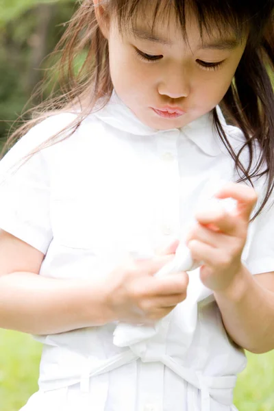 Portret Cute Little Asian Girl Zabawy Parku Letnim — Zdjęcie stockowe