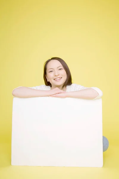 Retrato Bela Mulher Japonesa Segurando Banner Branco Sorrindo Para Câmera — Fotografia de Stock