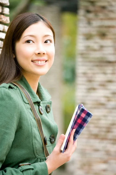 Jeune Japonais Femme Lecture Livre Dans Parc — Photo