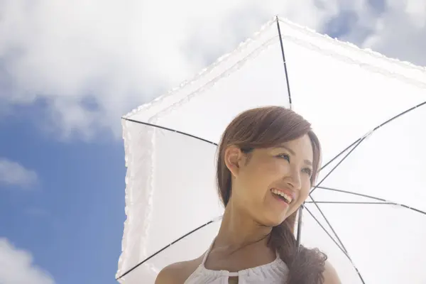 Schöne Asiatische Frau Mit Weißem Regenschirm — Stockfoto