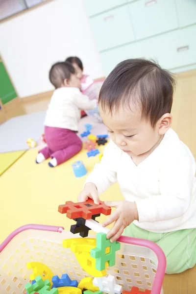 Bonito Ásia Menina Jogar Japonês Jardim Infância — Fotografia de Stock
