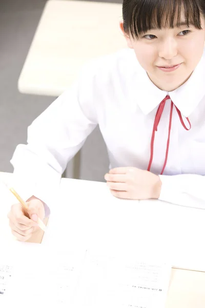 Joven Estudiante Japonesa Escribiendo Notas Mientras Estudia Escuela —  Fotos de Stock
