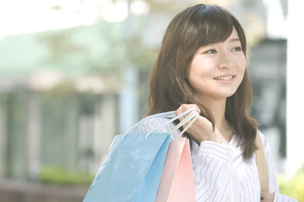 Hermosa Feliz Joven Asiática Mujer Con Bolsas Compras Ciudad —  Fotos de Stock