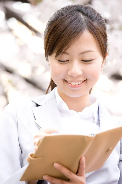 Bela Sorrindo Jovem Asiático Empresária Escrevendo Notebook Primavera Parque — Fotografia de Stock