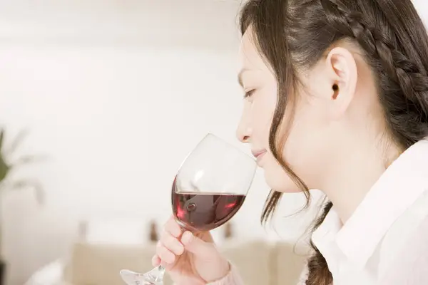 赤ワイングラスを保持している若い日本人女性 — ストック写真
