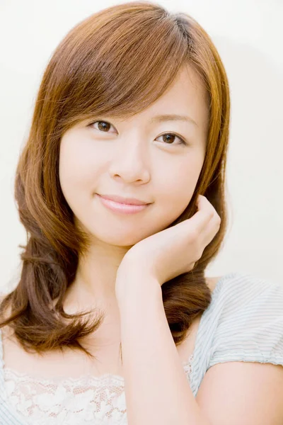 Портрет Молодої Японської Жінки Стильною Зачіскою Ізольовано Білому Тлі — стокове фото