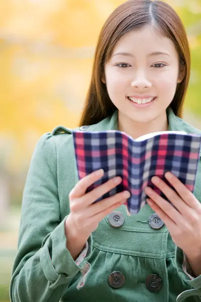 Jovem Mulher Japonesa Leitura Livro Parque — Fotografia de Stock